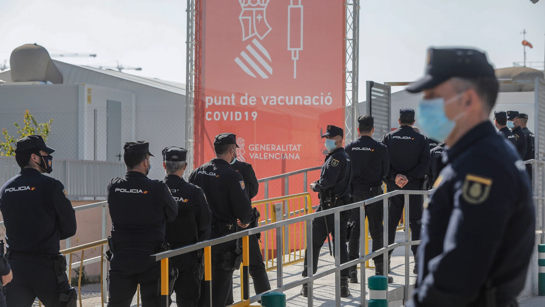 Varios policías nacionales acuden a recibir la primera dosis de la vacuna de AstraZeneca en el Hospital la Fe, en Valencia,