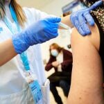 Una enfermera vacuna con AstraZeneca en el centro de atención primaria Casernes.