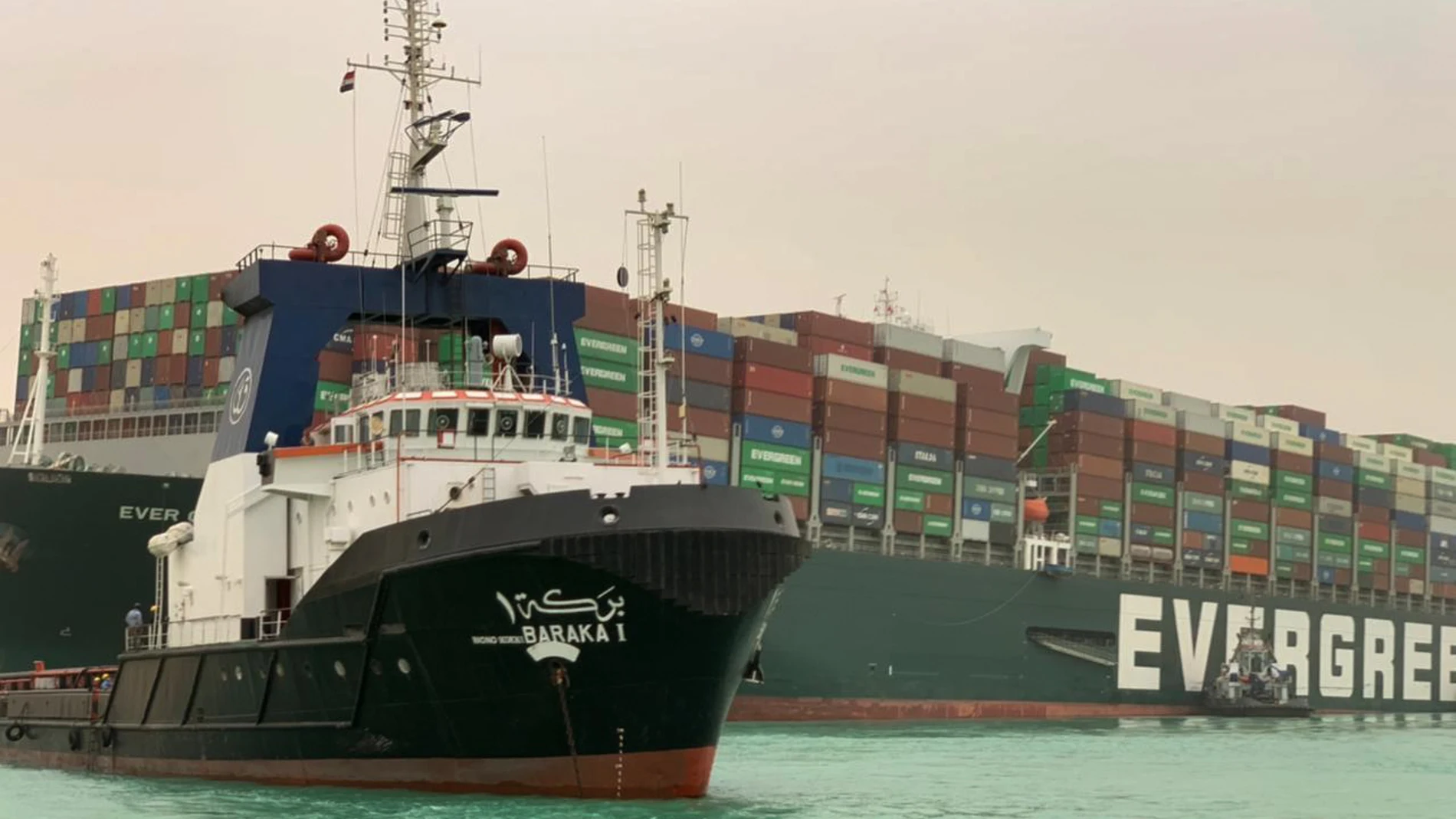Un carguero trabaja en las labores de reflotamiento del carguero Ever Given en el Canal de Suez
