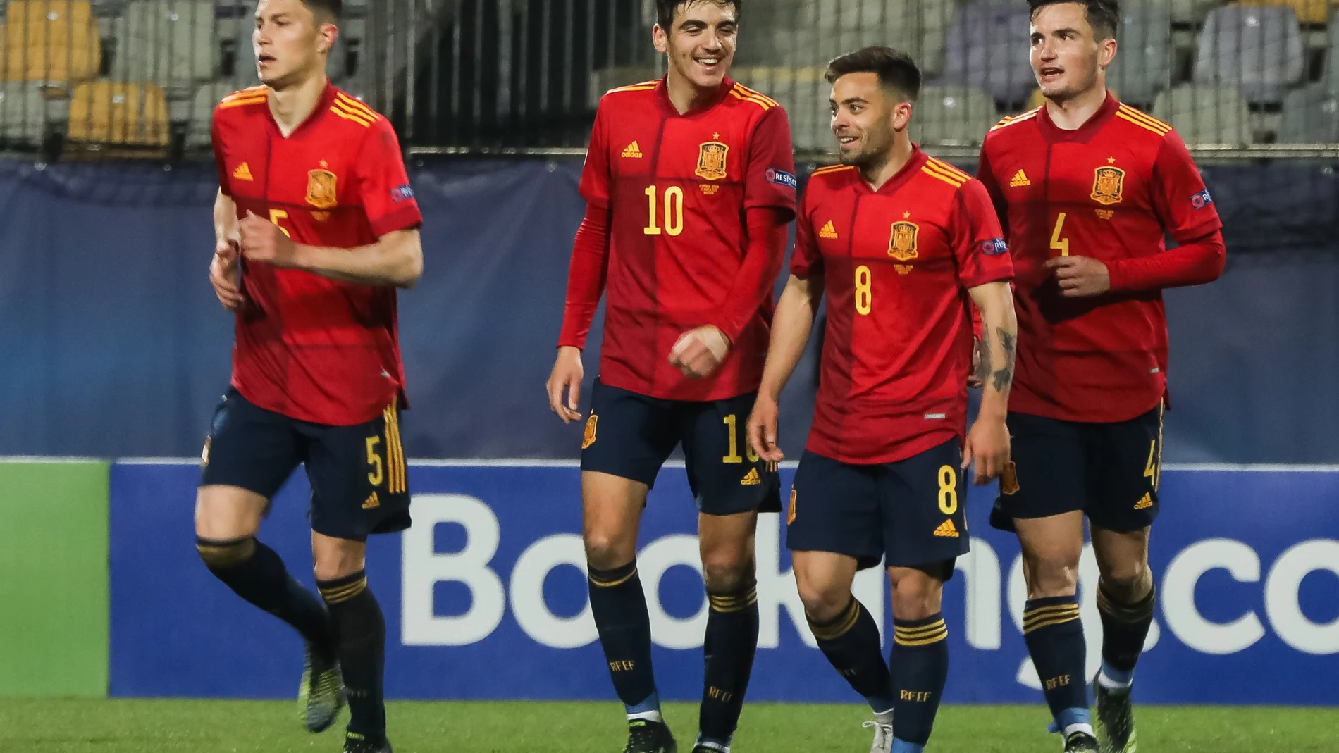 Los jugadores españoles celebran el gol de Gonzalo Villar, con el 10