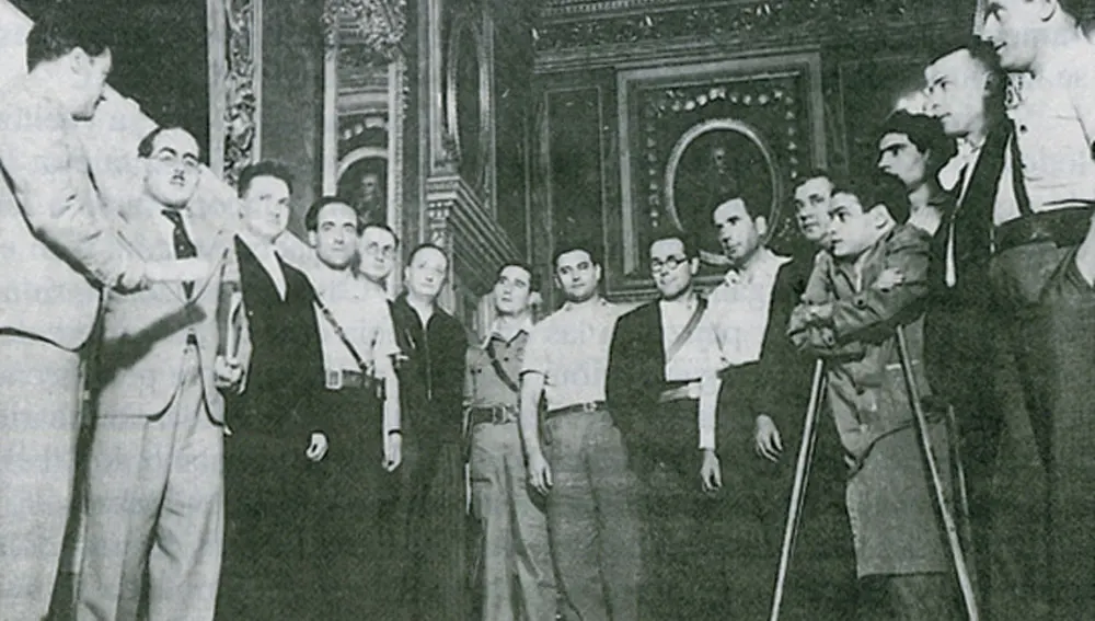 Manuel Escorza, con muletas, con sus compañeros de la CNT