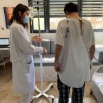 Ainhoa Romero Piedra, nutricionista al frente del proyecto, con un paciente