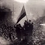 Pedro Mohíno enarbola la bandera republicana el 14 de abril en la Puerta del Sol, en Madrid. Luego, sería asesinado al sublevarse el 18 de julio
