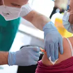 Un sanitaria pone una dosis de la vacuna de AstraZeneca en Valladolid
