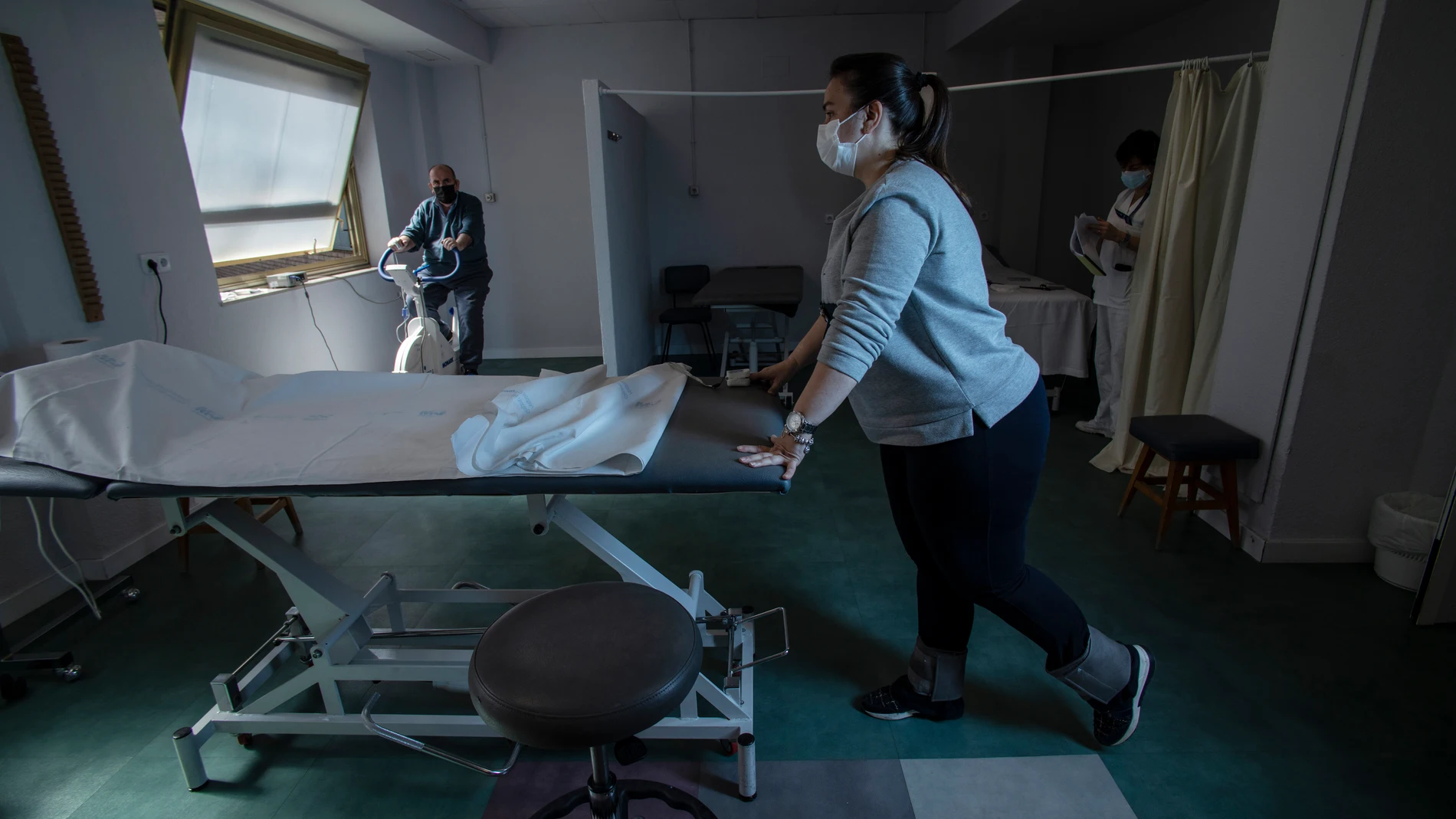 Estela, de 44 años, en la Unidad de rehabilitación covid del Hospital Gregorio Marañón de Madrid