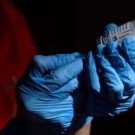 Una sanitaria prepara una dosis de la vacuna de Astrazeneca en Valladolid