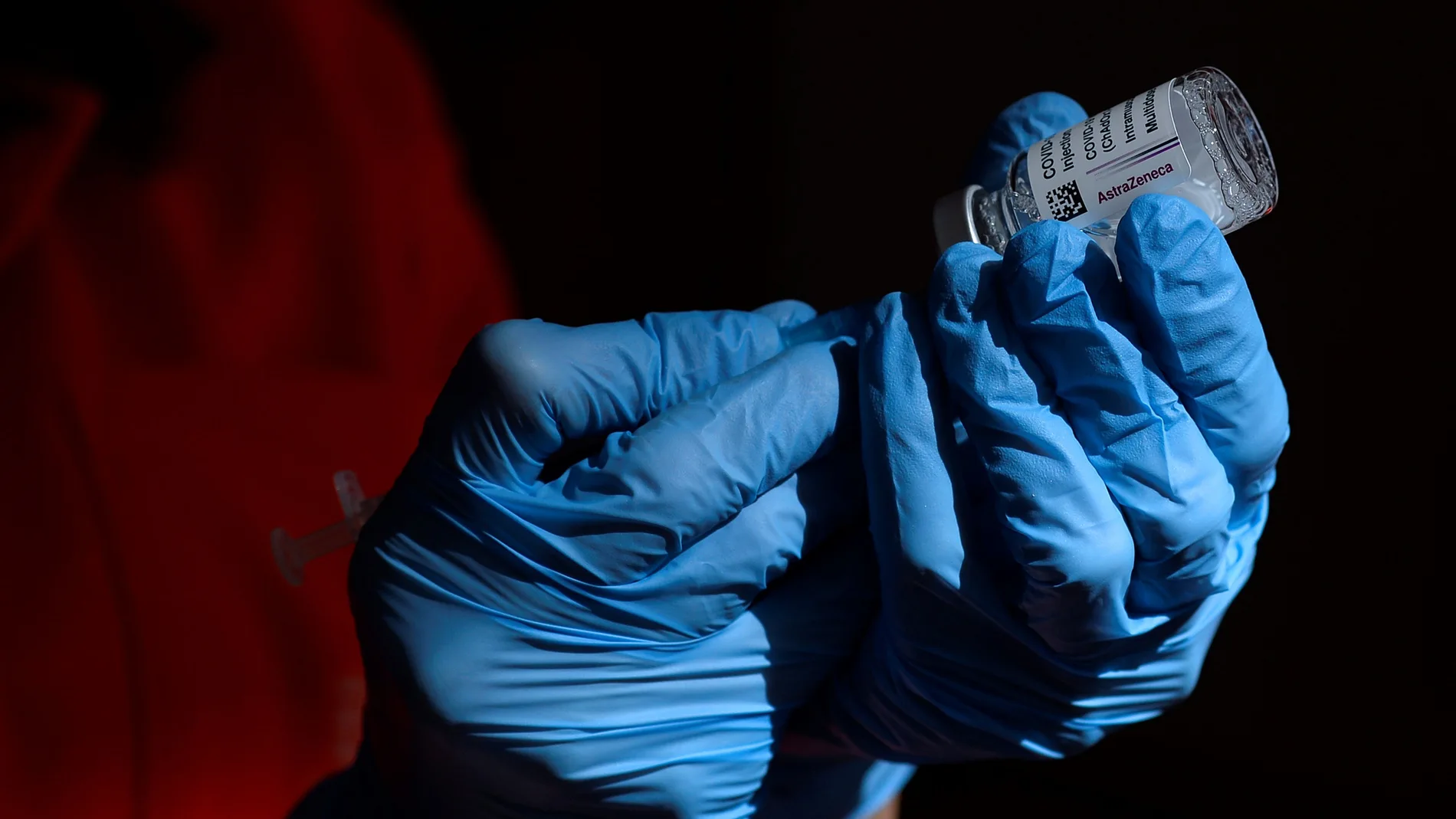 Una sanitaria prepara una dosis de la vacuna de Astrazeneca en Valladolid