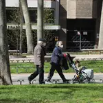 Pareja de jubilados paseando frente al Museo del Prado