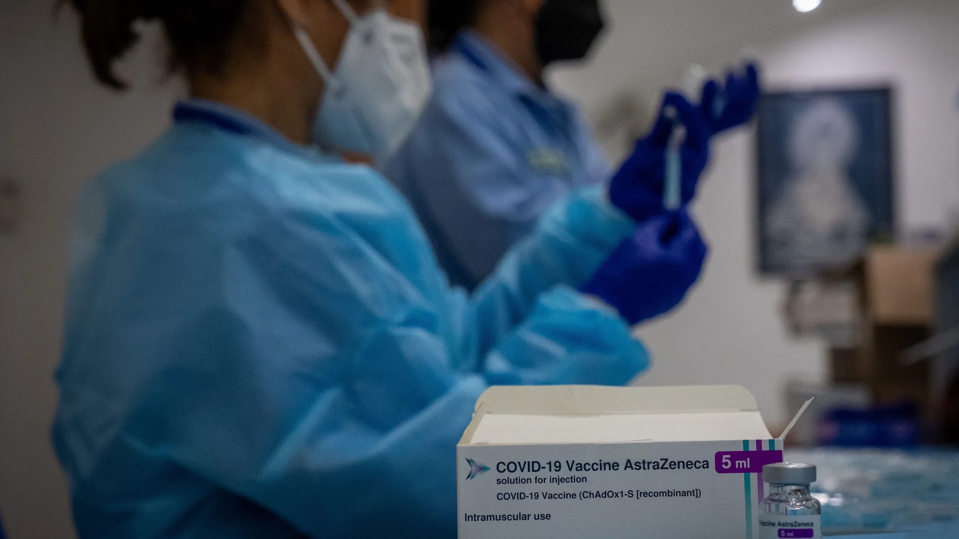 Personal sanitario se dispone a administrar la vacuna de AstraZeneca en el Nuevo Estadio Colombino de Huelva