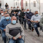 Varios hombres acuden a recibir la primera dosis de la vacuna de AstraZeneca en el Hospital la Fe, en Valencia