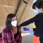 Una enfermera adminsitra la vacuna en el Palacio de Congresos y Exposiciones de León