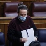 El vicepresidente segundo del Gobierno y ministro de Agenda 2030, Pablo Iglesias, se prepara en su escaño a su llegada a su última sesión de control al Gobierno antes de abandonar el Gobierno