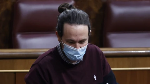El vicepresidente segundo del Gobierno y ministro de Agenda 2030, Pablo Iglesias, se prepara en su escaño a su llegada a su última sesión de control al Gobierno antes de abandonar el Gobierno