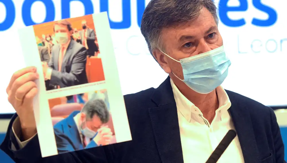 Francisco Vázquez muestra a un sonriente Alfonso Fernández Mañueco y a un abatido Luis Tudanca