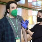 Una enfermera adminsitra la vacuna de Astrazéneca en el Palacio de Congresos y Exposiciones de León a un menor de 60 años