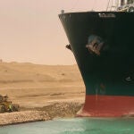 Excavadoras tratan de desencallar el carguero panameño Ever Given en el Canal de Suez