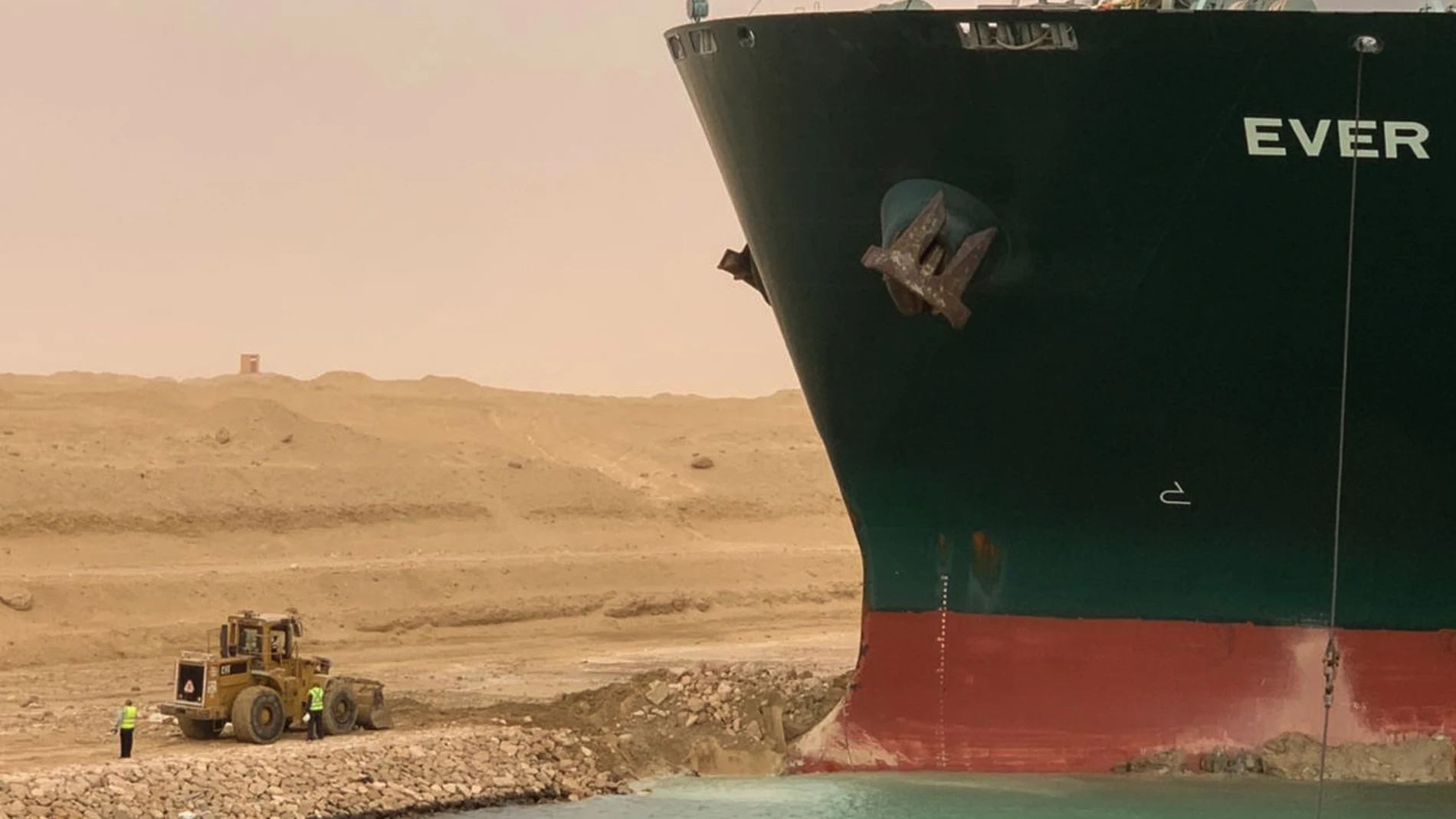 Excavadoras tratan de desencallar el carguero panameño Ever Given en el Canal de Suez