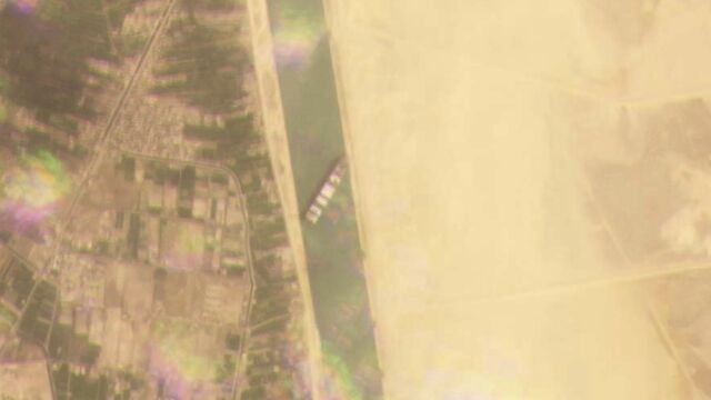 Imagen de satélite de Planet Labs muestra el buque de carga MV Ever Given atascado en el Canal de Suez