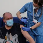 Un hombre recibe la primera dosis de la vacuna de AstraZeneca en el Hospital la Fe, en Valencia, Comunidad Valenciana (España)