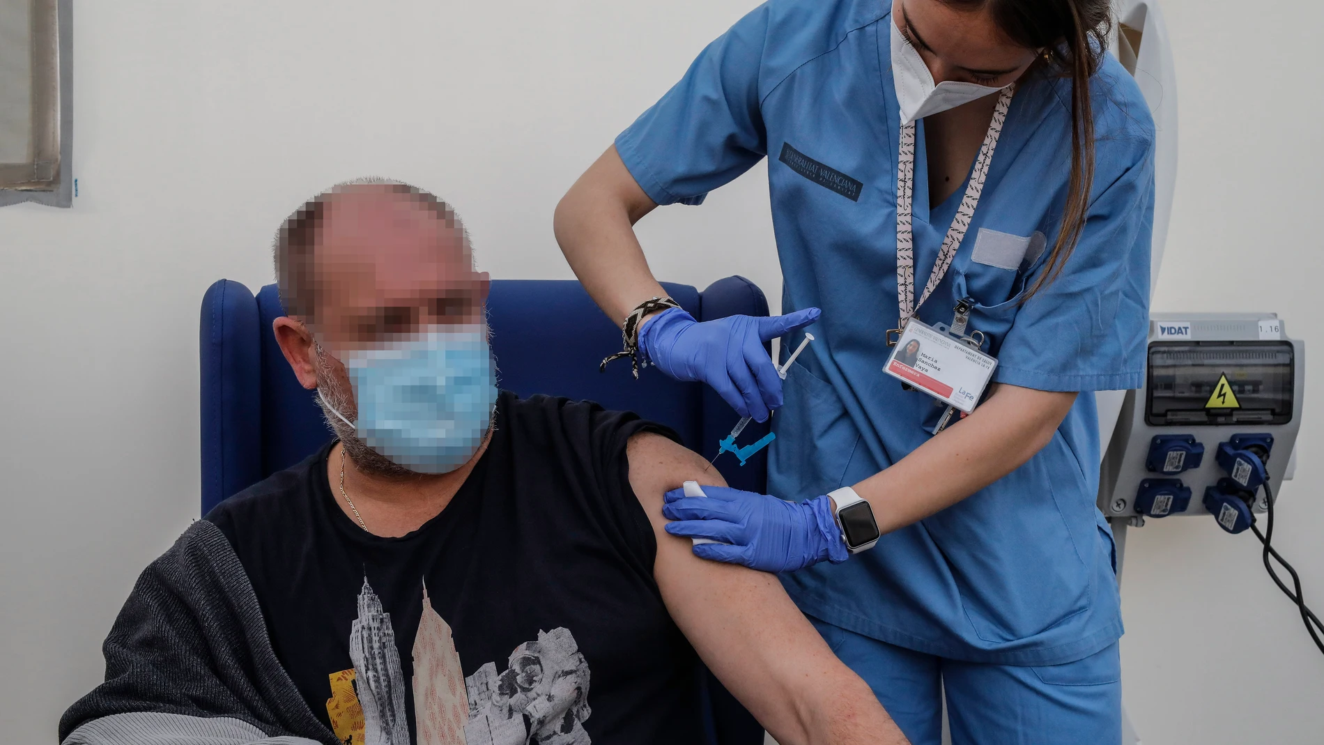 Un hombre recibe la primera dosis de la vacuna de AstraZeneca en el Hospital la Fe, en Valencia, Comunidad Valenciana (España)