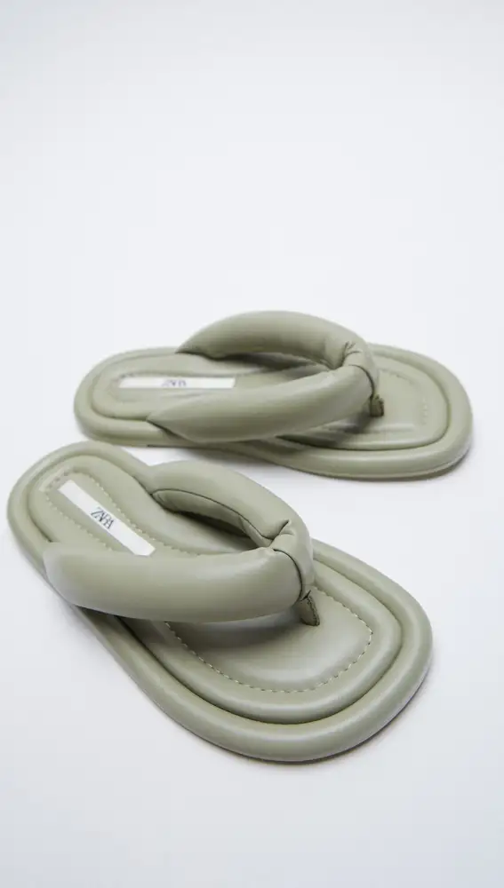Sandalia plana acolchada de Zara