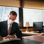 El Rey Felipe VI, durante una visita a la sede del Govern de Andorra, en Andorra la Vella (Andorra), a 25 de marzo de 2021. Los Reyes retoman hoy su agenda internacional tras más de un año sin viajar al extranjero por la pandemia y lo hacen con una visita de Estado histórica a Andorra, ya que nunca antes un jefe de Estado español había visitado el Principado a pesar de la estrecha relación con el país vecino, que se ha reforzado en los últimos tiempos25 MARZO 2021;REY FELIPE VI;REINA LETIZIA;CASA REAL;ANDORRAMaricel Blanch / Europa Press25/03/2021