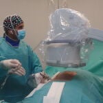 Detalle de una cirugía realizada con la técnica de endoscopia de espalda