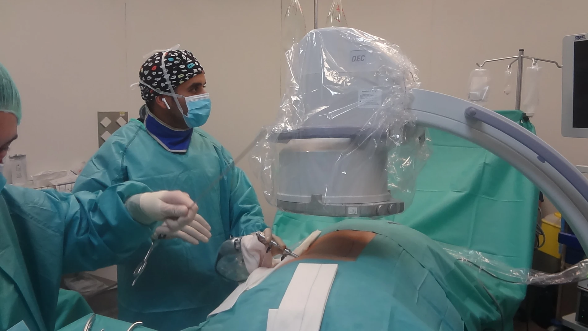 Detalle de una cirugía realizada con la técnica de endoscopia de espalda