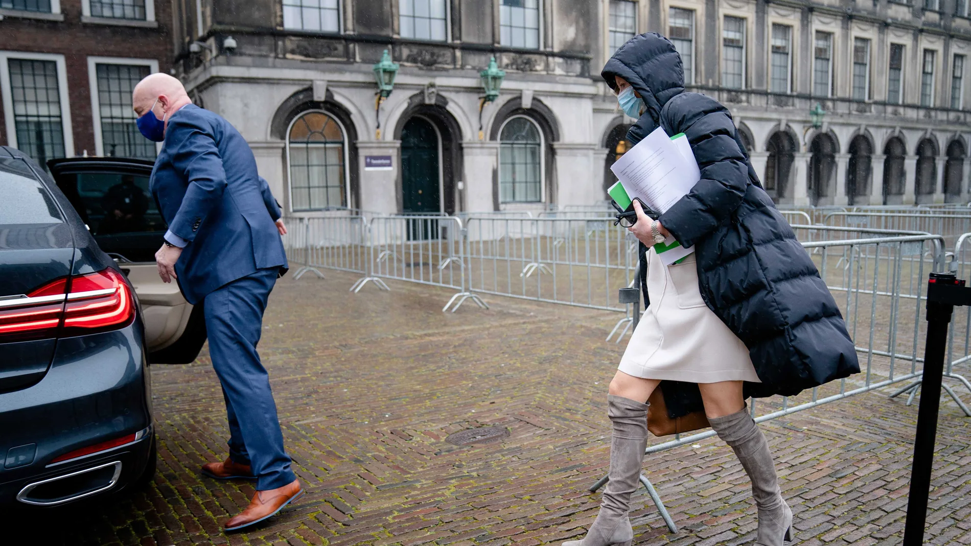 La ministra en funciones del Interior, Kajsa Ollongren, tuvo que abandonar la sede del Parlamento neerlandés minutos después de llegar al enterarse de que había dado positivo
