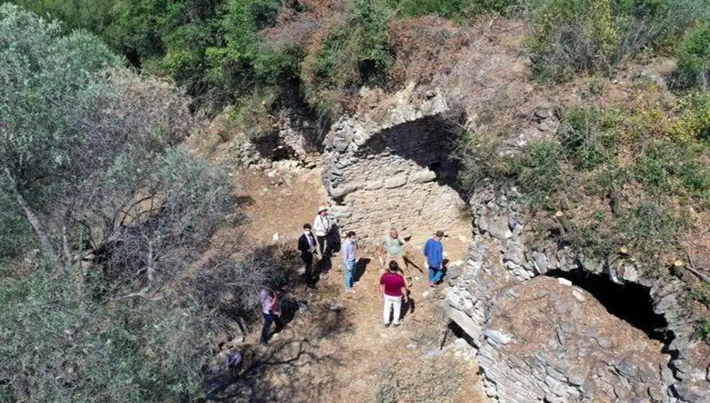 Investigadores junto al anfiteatro romano de Turquía