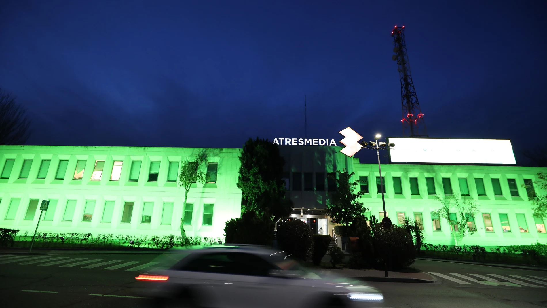 Edificio de Atresmedia iluminada la fachada de verde por el 15 aniversario de la sexta