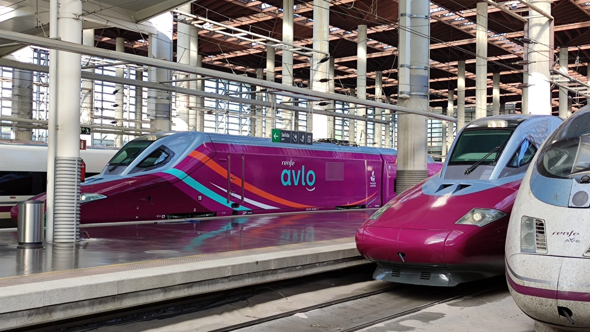 Trenes Avlo estacionados en la estación de Madrid-Puerta de Atocha
