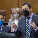 El presidente de la Junta de Andalucía, Juanma Moreno, durante la sesión de control al Gobierno en el Pleno del Parlamento andaluz