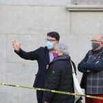 El diputado de ERC Joan Josep Nuet (c) conversa a su llegada al Tribunal Supremo, en Madrid el 25 de marzo de 2021, día en que fue juzgado