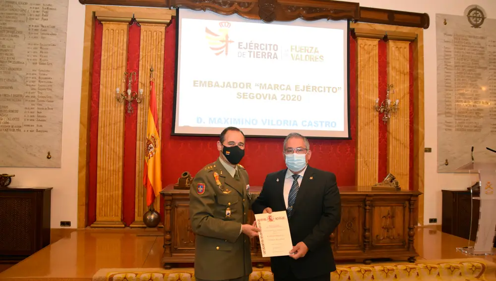 El presidente de APADEFIM, Maximino Viloria, recibe el nombramiento de Embajador 'Marca del Ejército' Segovia 2020
