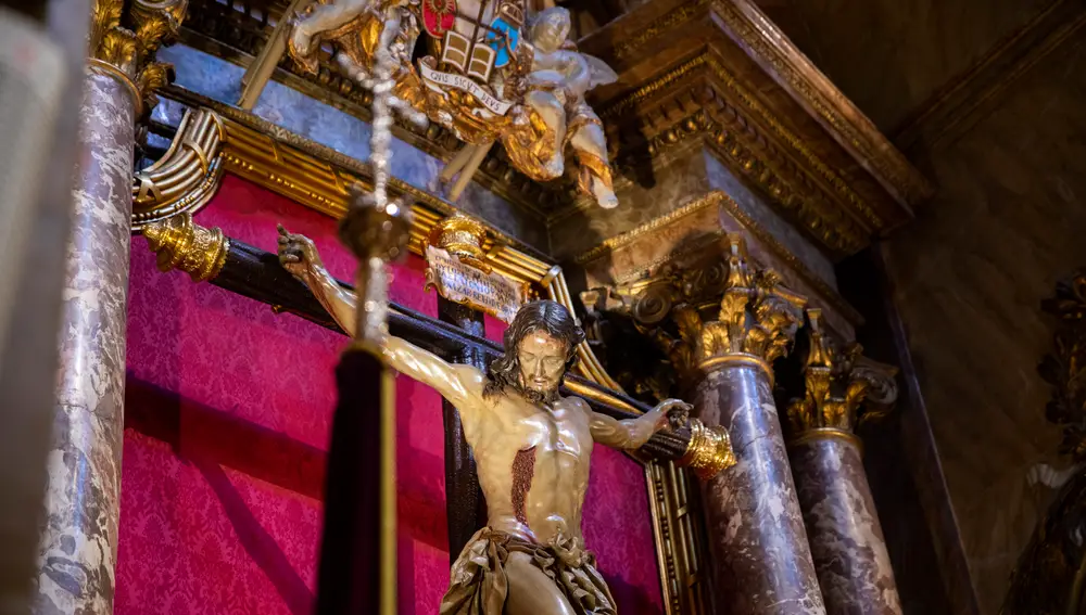Reportaje de la preparación de las iglesias de Madrid para su procesión estática de sus imágenes dentro de los templos por la situación del Covid. Preparativos de los distintos santos cristus y virgenes de la capital para la Semana Santa. Iglesia de