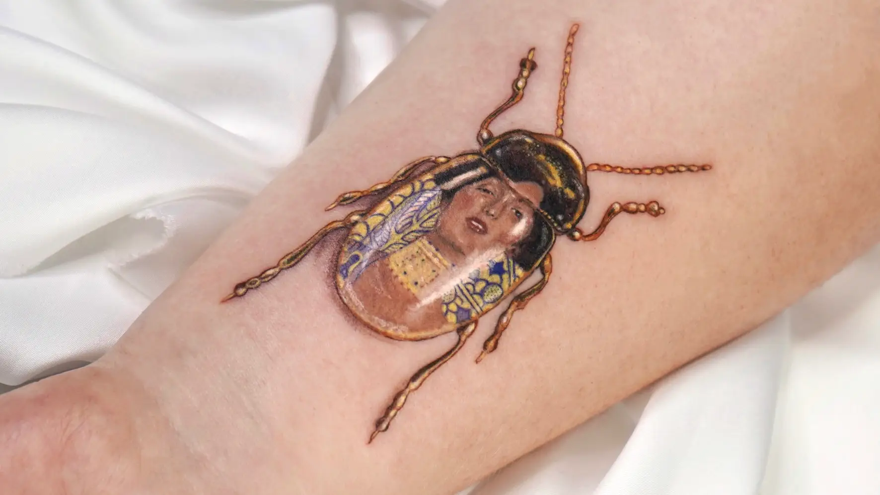 Tatuaje realizado por Caótida de &quot;Judit I&quot;, de Klimt, dentro de un escarabajo