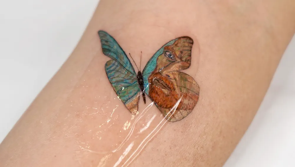 Un autorretrato de Van Gogh tatuado por Caótida dentro de una mariposa