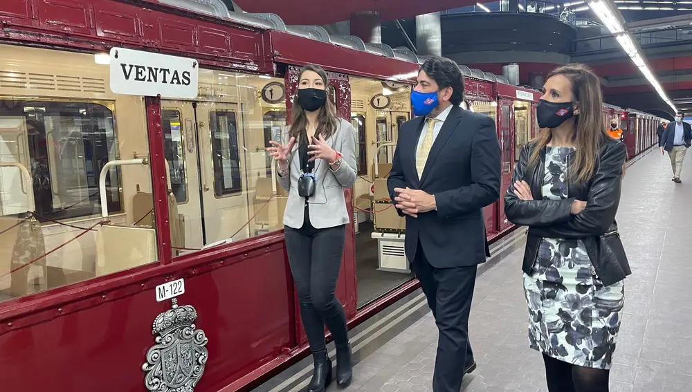 El consejero de Transportes, David Pérez, y la CEO de Metro, Silvia Roldán