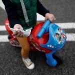 Un niño muestra la mascarilla al aire libre