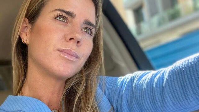Amelia Bono con vestido azul de Zara.