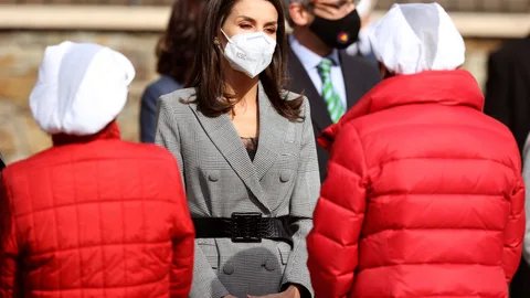 La reina Letizia durante su visita al colegio "María Moliner", una de las seis escuelas públicas españolas que hay en Andorra, este viernes.
