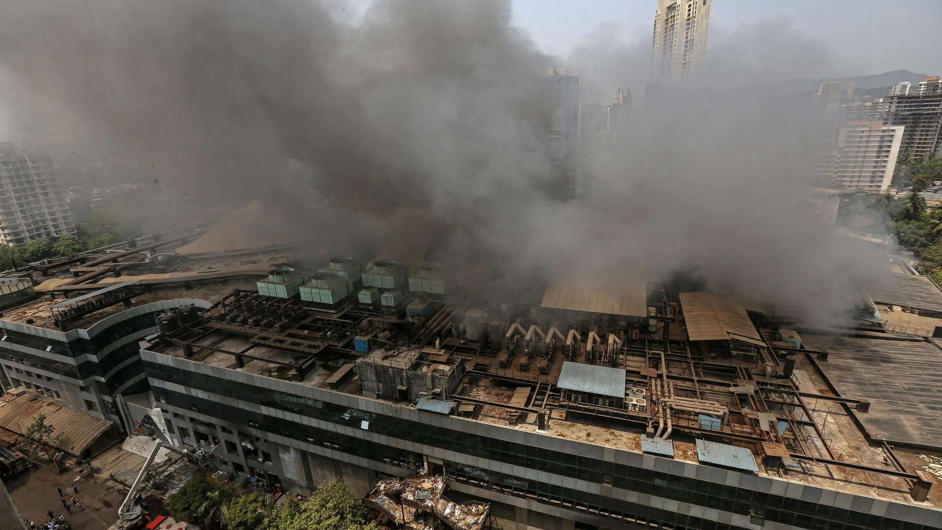 Mumbai (India), 26/03/2021.- Smoke rises from a fire that broke out at a Covid-19 hospital inside a mall in Mumbai, India, 26 March 2021. At least 10 people were killed and several others were evacuated after a fire broke out overnight at the Dreams Mall Sunrise Hospital. (Incendio) EFE/EPA/DIVYAKANT SOLANKI