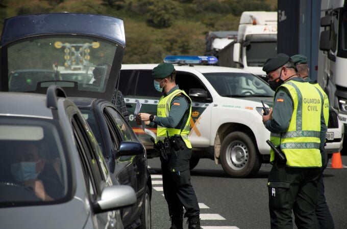 Control de tráfico interprovincial de la Guardia civil en el km 768 de la A66 sentido Sevilla