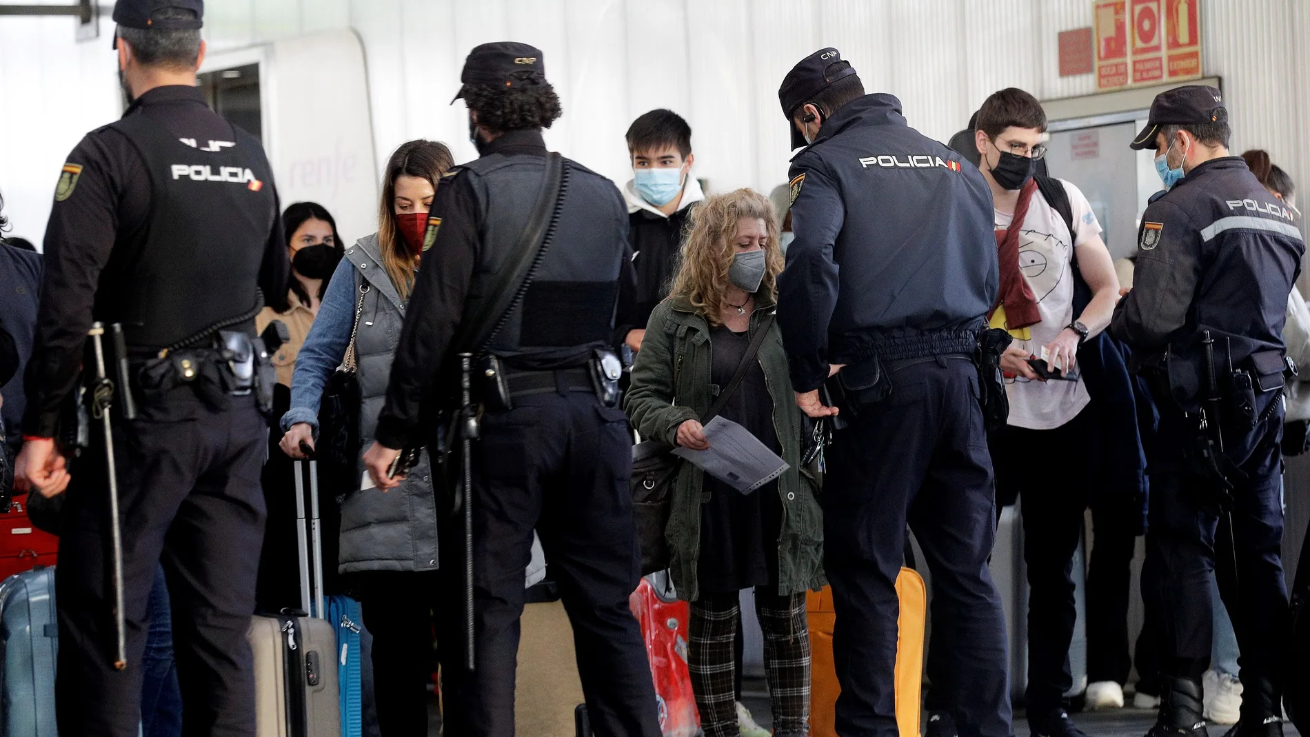 Agentes de la Policía Nacional realizan un control a los pasajeros que llegan a la estación Joaquín Sorolla de Valencia