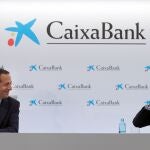 El consejero delegado ejecutivo de CaixaBank, Gonzalo Gortázar, y el nuevo presidente, José Ignacio Goirigolzarri, en la rueda de prensa para explicar el proyecto de fusión con Bankia