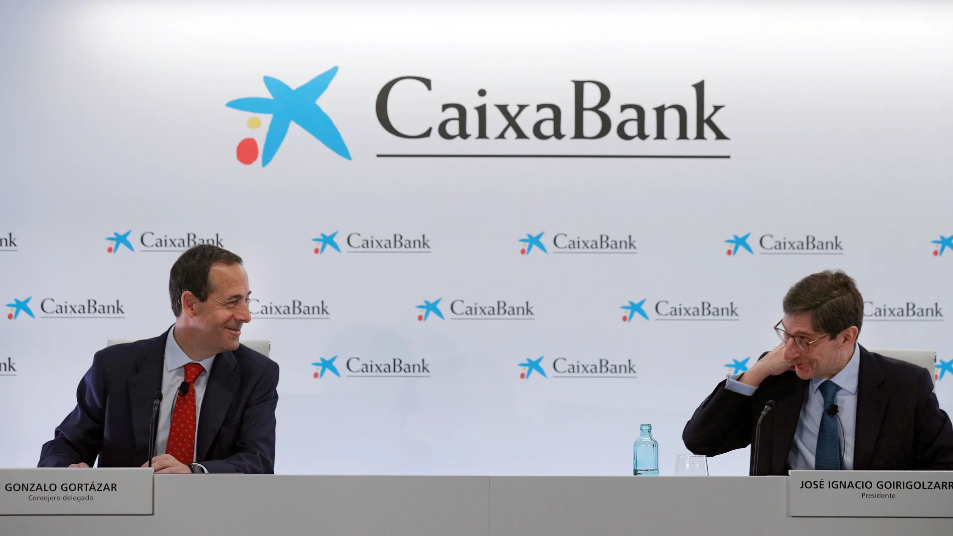 El consejero delegado ejecutivo de CaixaBank, Gonzalo Gortázar, y el nuevo presidente, José Ignacio Goirigolzarri, en la rueda de prensa para explicar el proyecto de fusión con Bankia
