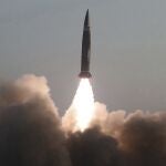 Imagen proporcionada por Corea del Norte del lanzamiento de “misiles guiados tácticos de nuevo tipo"