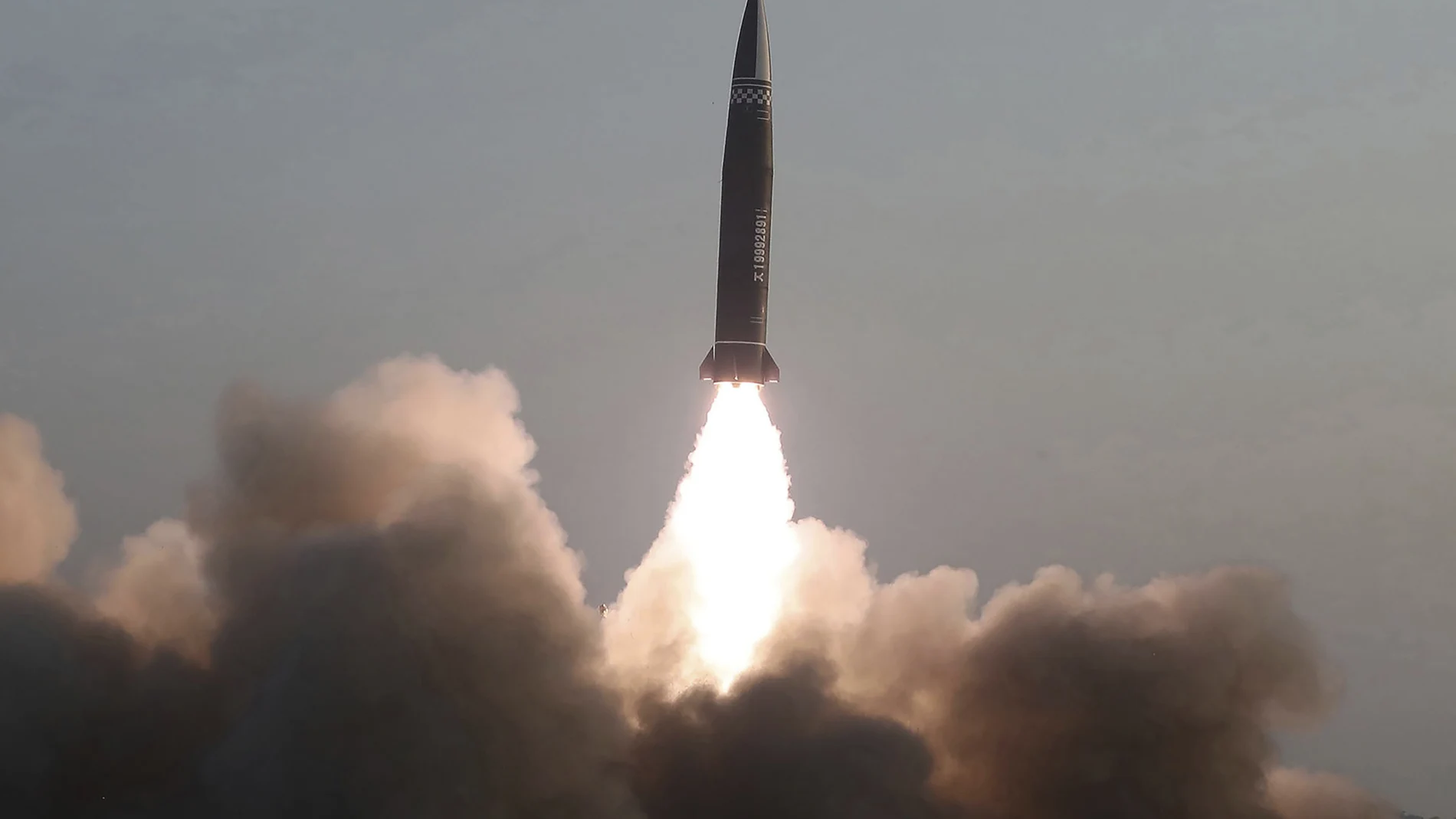 Imagen proporcionada por Corea del Norte del lanzamiento de “misiles guiados tácticos de nuevo tipo"