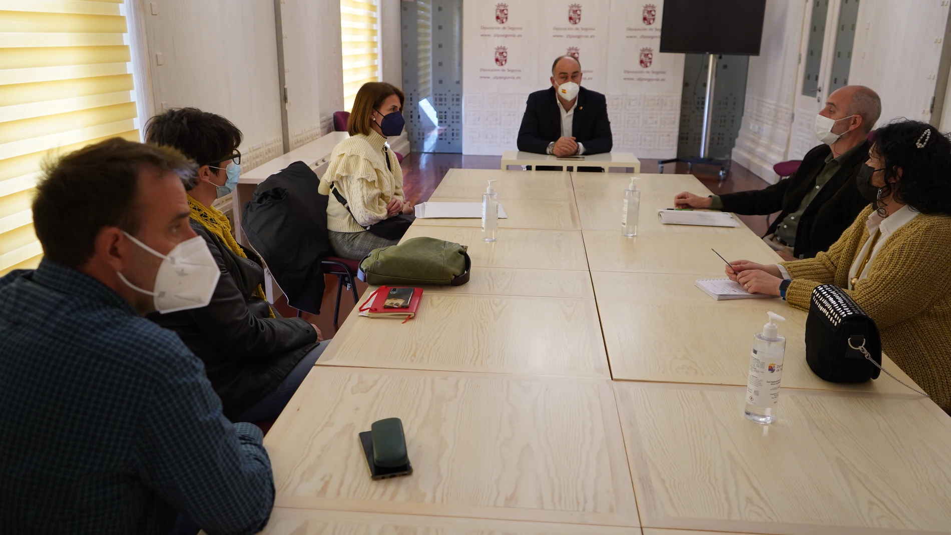 El presidente de la Diputación de Segovia, Miguel Ángel de Vicente, y la titular de Prodestur, Magdalena Rodríguez, se reúnen con la nueva directiva de la asociación Turismo Rural y Activo
